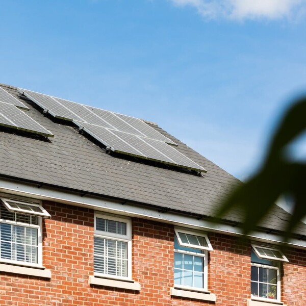 Installateur zonnepanelen zwaargewond na val van dak in Zeist